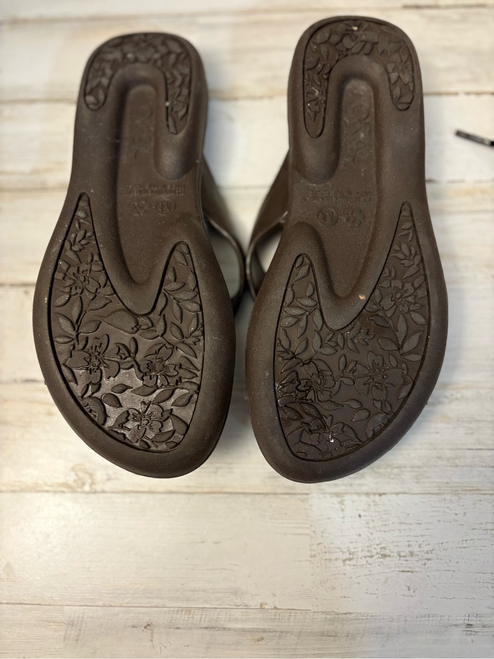 OKA b. Brown Flip Flop Sandals with Gold Heart Accents - Picture 4 of 4